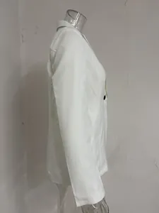 Vue latérale détaillée d'un blazer décontracté blanc à manches longues pour femme sur socle