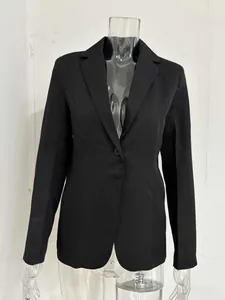 Vue de face d'un blazer noir cintré présenté sur un mannequin transparent