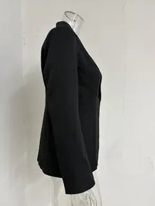 Profil latéral d'un élégant blazer noir à manches longues pour une tenue de bureau professionnelle