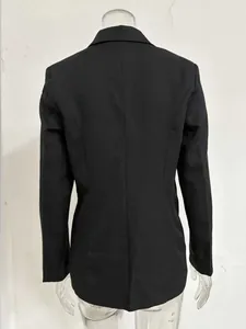 Vue arrière détaillée d'un blazer décontracté noir classique à manches longues