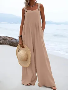 Combinaison ample sans manches pour femme en kaki portée sur une plage ensoleillée