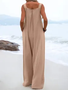 Vue arrière détaillée d'une combinaison beige sans manches à jambes larges pour la plage.