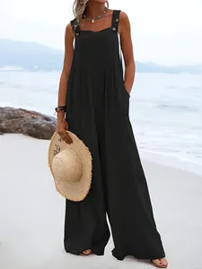 Détail de la combinaison noire sans manches à jambes larges pour femmes sur une plage d'été