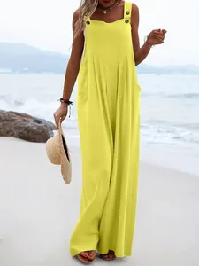 Vue détaillée d'une combinaison jaune à jambes larges sur un fond de plage sereine