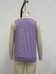 Vue arrière détaillée d'un débardeur décontracté sans manches violet chiné sur un mannequin