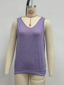 Détail d'un débardeur décontracté violet à col en V sur un torse de mannequin de vitrine