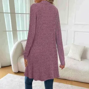 Rückansicht eines lila Damen-Strickcardigans mit langen Ärmeln in gemütlicher Innenumgebung