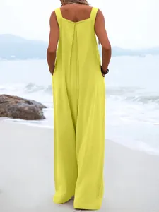Vue arrière d'une combinaison jaune sans manches à jambes larges sur la plage