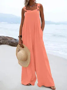 Combinaison sans manches à jambes larges corail portée par un mannequin à la plage