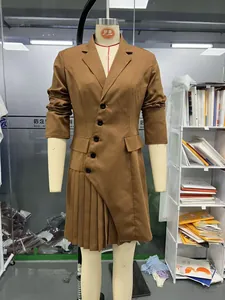 Elegante vestido blazer plisado marrón de manga larga con cierre de botones asimétrico