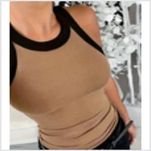 Vista dettagliata di una canotta da donna slim fit con bordi neri a contrasto