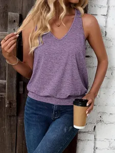 Photo lifestyle d'une femme portant un débardeur violet décontracté à col en V pour l'été