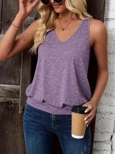 Gros plan d'un débardeur violet chiné à col en V porté par un mannequin tenant un café.