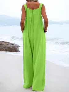 Vue détaillée du dos d'une combinaison sans manches vert citron dans un décor de plage