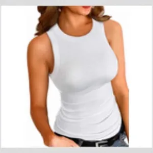 Canotta bianca classica da donna con scollo rotondo in maglia a coste per l'estate