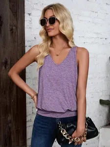 Détail d'un débardeur décontracté violet à col en V pour femme dans un décor urbain