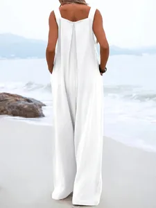 Vue arrière d'une combinaison blanche fluide sans manches à jambes larges sur la plage
