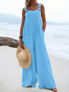 Détail d'une combinaison sans manches bleu clair à jambes larges portée sur la plage
