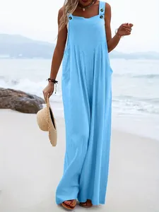 Combinaison sans manches bleu ciel à jambes larges portée par un mannequin sur la plage