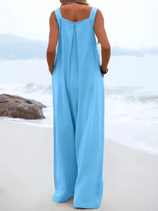 Vue arrière d'une élégante combinaison pantalon bleue sans manches à jambes larges pour femme