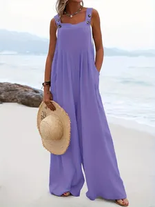 Vue détaillée d'une combinaison violette sans manches à jambes larges sur la plage