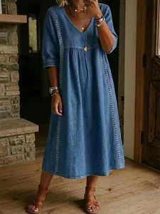 Abito midi casual stile denim con scollo a V, dettagli ricamati e maniche a tre quarti