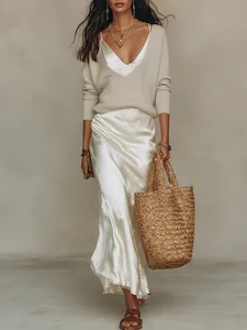 Ensemble chic 2 pièces pour femme avec pull en maille beige et robe en satin