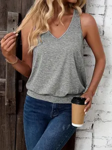 Gros plan d'un débardeur gris pour femme à col en V sans manches avec ourlet