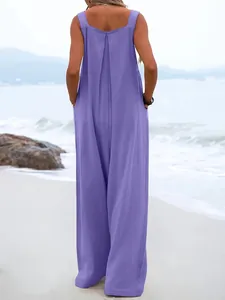Vue arrière d'une combinaison violette sans manches à jambes larges sur une plage.
