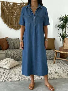 Robe midi décontractée en denim bleu avec col en V, manches courtes et poches