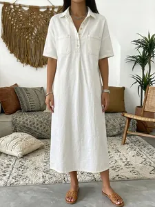 Élégante robe midi blanche ample à col en V en imitation denim avec poches poitrine