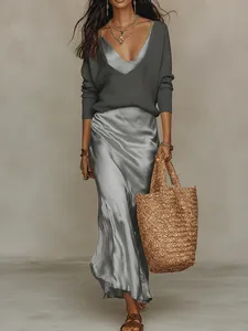 Ensemble élégant 2 pièces avec pull en maille gris et robe midi en satin argenté
