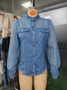 Détail de chemise en jean bleue pour femme avec manches longues en mousseline