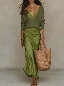 Ensemble élégant vert olive : pull en maille et robe nuisette en satin pour femme