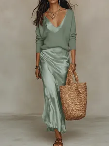 Élégant ensemble 2 pièces vert avec pull en maille et robe nuisette midi en satin