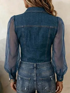 Détail du dos d'un haut en jean avec des manches bouffantes en mousseline bleue