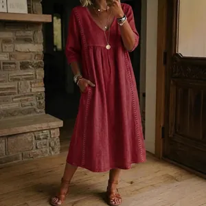 Abito midi casual bordeaux con scollo a V, raffinati dettagli ricamati e maniche medie.