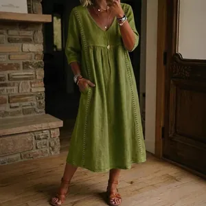 Elegante abito longuette verde con scollo a V, maniche a metà e dettagli ricamati