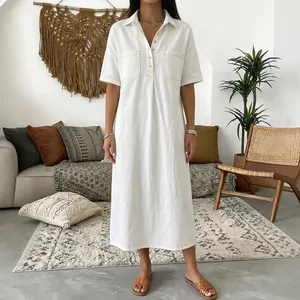 Robe midi élégante en faux denim blanc avec col en V pour un style bohème décontracté