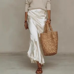 Ensemble chic 2 pièces pour femme avec pull en maille et jupe en satin crème élégante