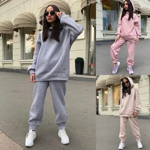 Street view d'un ensemble de survêtement deux pièces avec sweat à capuche et jogging