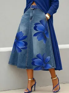 Detailansicht lebhafter blauer Blumendrucke auf einem modischen A-Linien-Rock im Denim-Look