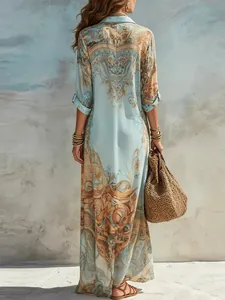 Vue arrière détaillée d'une robe longue bohème avec un élégant imprimé vintage chic