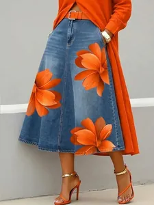 Detailansicht eines A-Linien-Rocks mit lebhaftem orangefarbenem Blumendruck in Jeansoptik