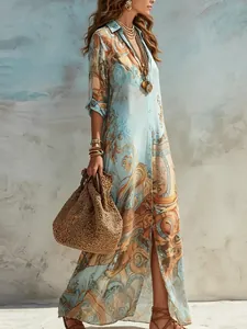 Robe longue bohème bleu clair avec imprimé ornemental vintage et fente latérale