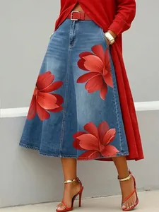 Detailansicht eines A-Linien-Midirocks mit Denim-Druck und roten Blumenmustern