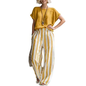 Conjunto casual de dos piezas con un top amarillo de manga corta y pantalón a rayas