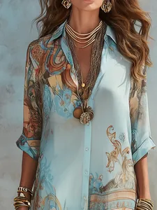 Détail d'une robe vintage bleu clair élégante avec des imprimés numériques artistiques