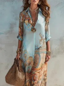 Détail d'une robe chemise bohème bleu clair avec un imprimé rétro numérique complexe.