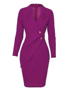 Detail van elegante magenta professionele jurk met reverskraag en slanke pasvorm